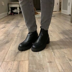 Like new worn only a few times , lug sole .